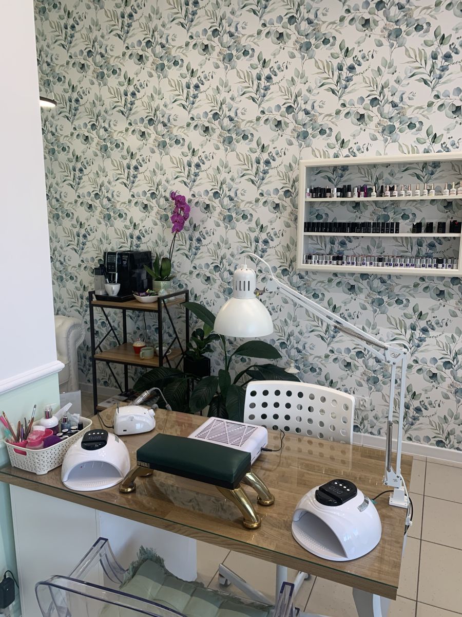Stanowisko manicure w roślinnym wnętrzu Beauty Time